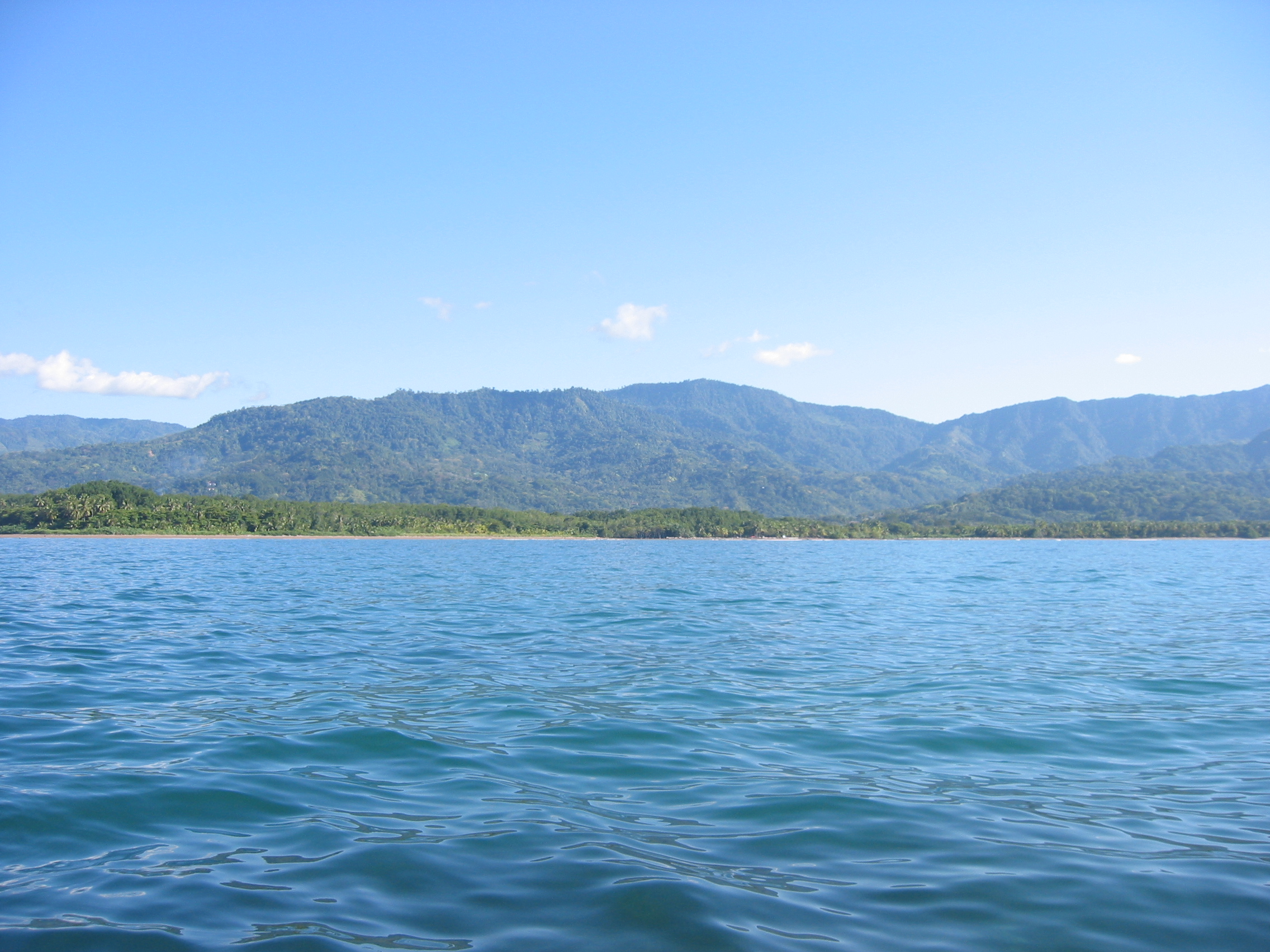 Vista aérea del Parque Nacional Marino Ballena y la formación de la Cola de la Ballena en Uvita