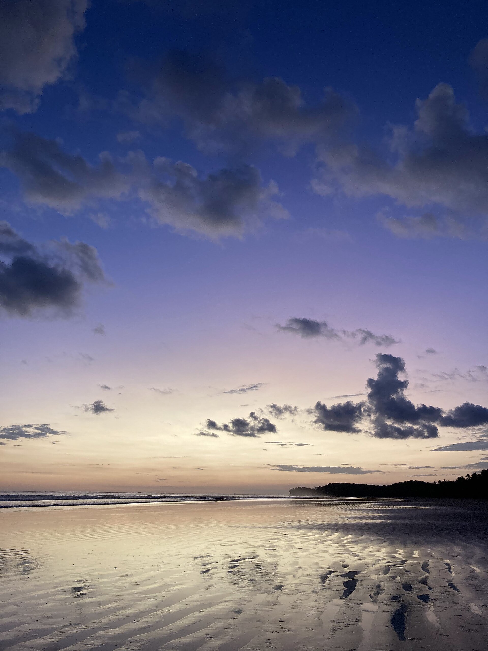 Atardecer dorado sobre Playa Uvita, Costa Rica